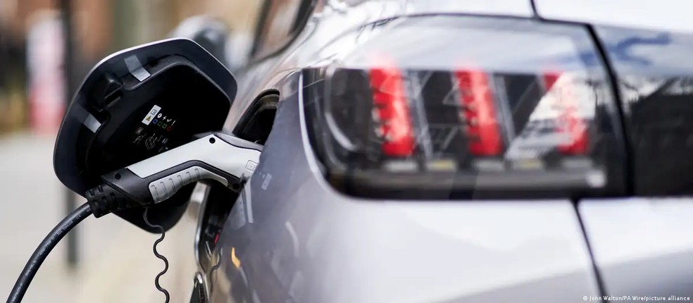 Baterias são de longe o componente mais caro e continuam sendo um dos principais pontos vulneráveis dos carros elétricos — Foto: John Walton/PA Wire/picture alliance