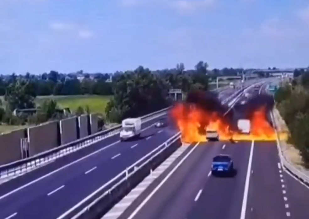 Carros não conseguiram frear e passaram pelas chamas após queda de avião em estrada na Itália — Foto: X / Reprodução