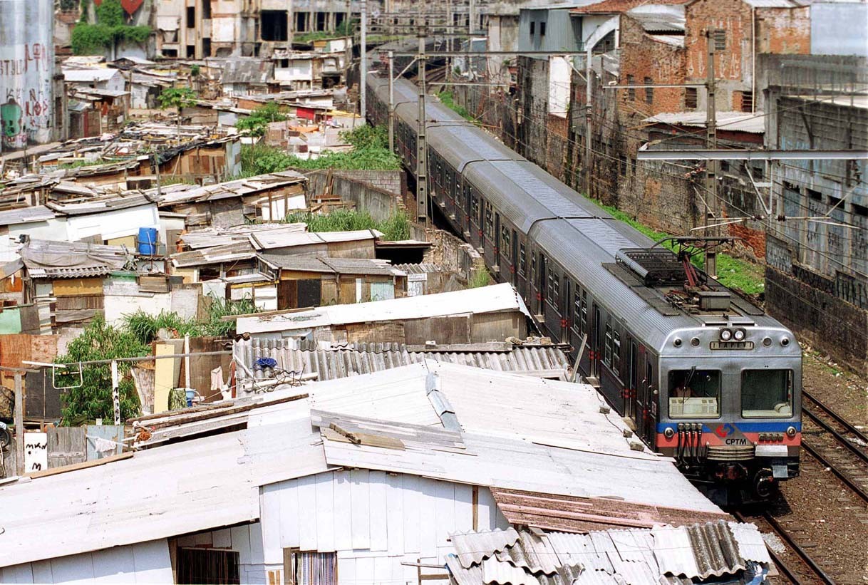 Uma das três últimas famílias que ainda vivem na Favela do Moinho deixa o local; estruturas seguem sendo demolidas