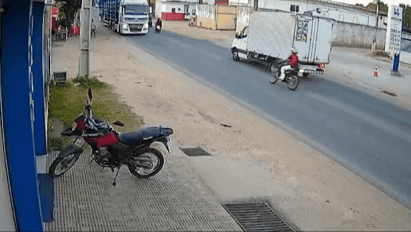 VÍDEO: motorista de carreta freia e motociclistas escapam por pouco de atropelamento na Bahia