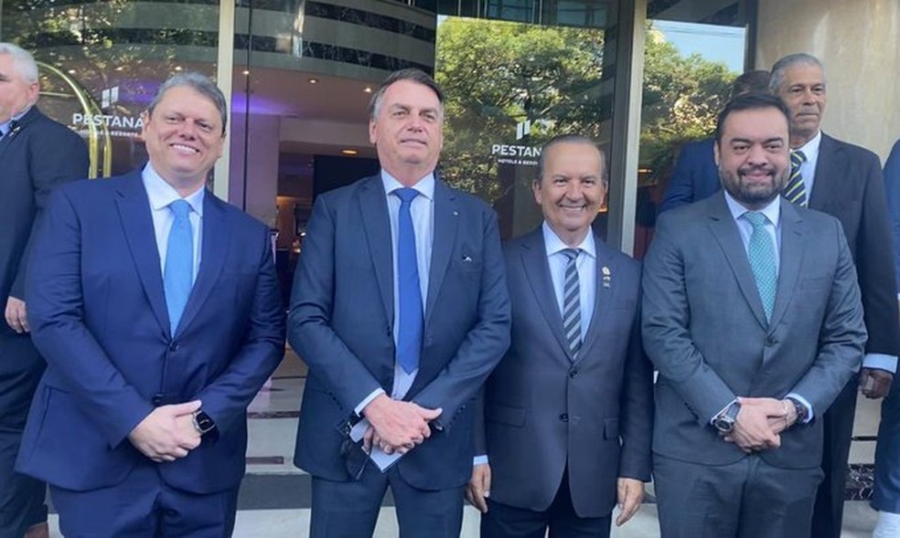 Tarcísio de Freitas, governador de São Paulo (esq); ex-presidente Jair Bolsonaro; Jorginho Mello, governador de Santa Catarina e Cláudio Castro, governador do Rio de Janeiro (dir.). — Foto: Reprodução/redes sociais.