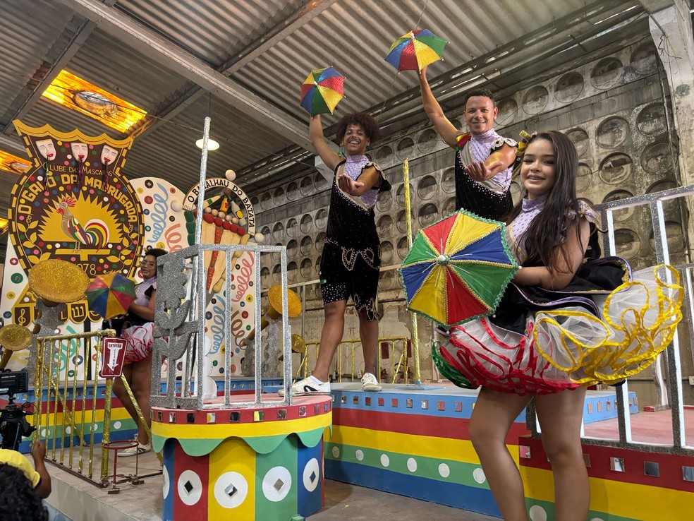 Passistas em alegoria do Galo da Madrugada — Foto: Mariane Monteiro/g1