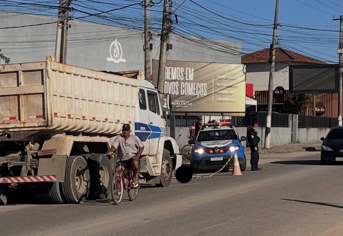Mulher morre após cair de moto elétrica e ser atropelada por caminhão em Araruama