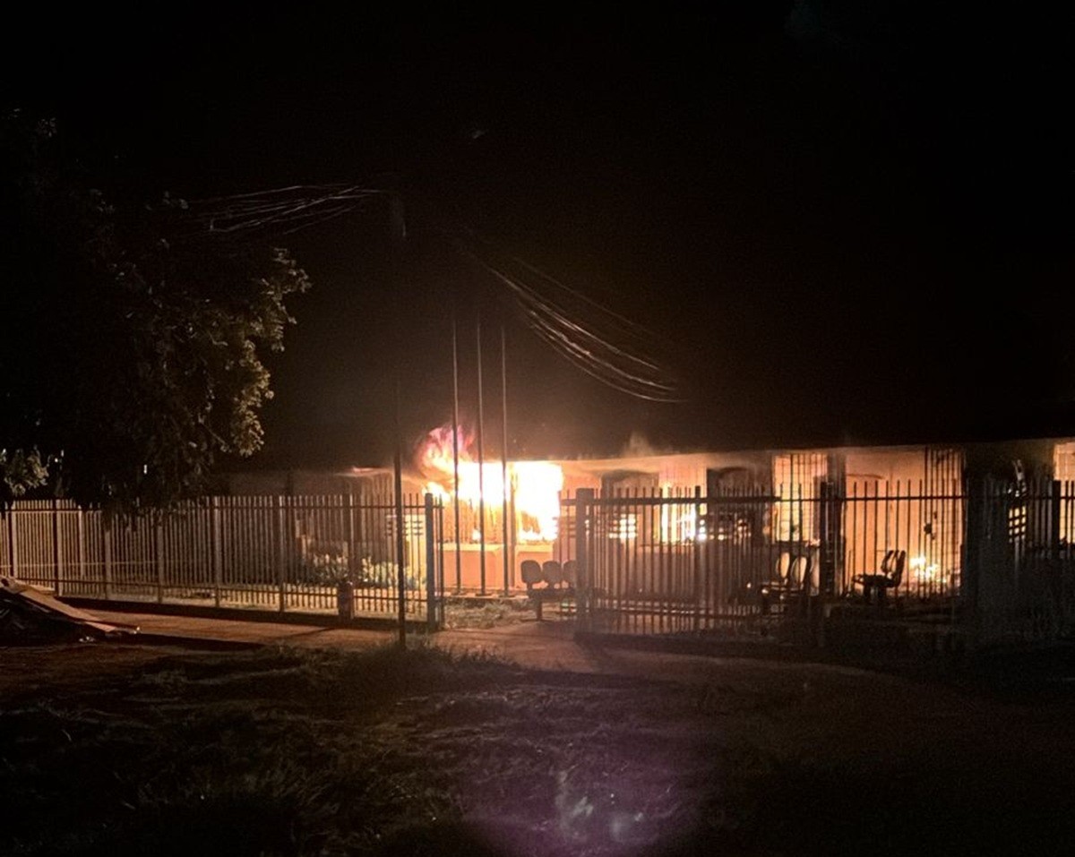 Incêndio atinge Fórum de Itaquitinga e suspende atendimentos no local; VÍDEO
