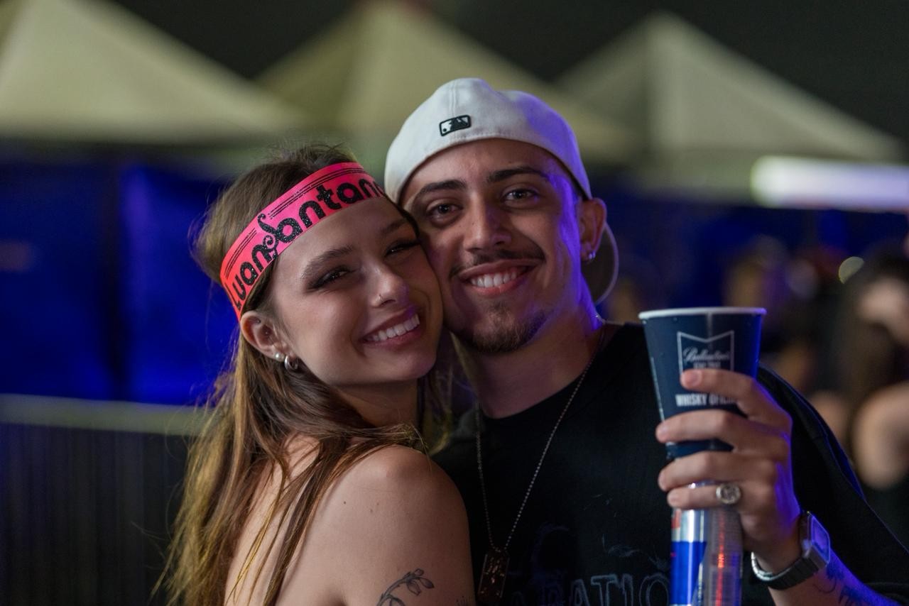 Casal curte show do Luan Santana no Limeira Rodeo Music 2026 — Foto: Thomaz Marostegan/g1