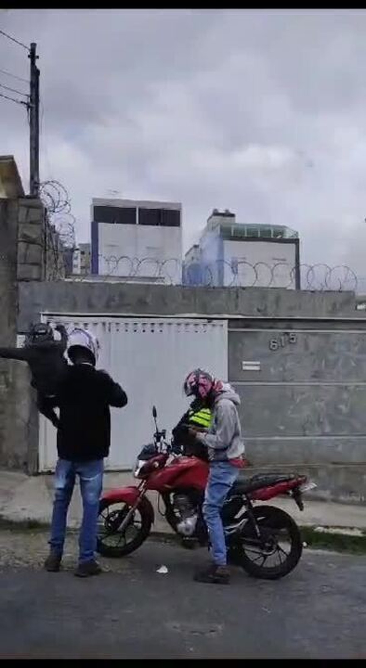 Homem joga moto do alto de um guindaste. #viral #videosimpresionantes