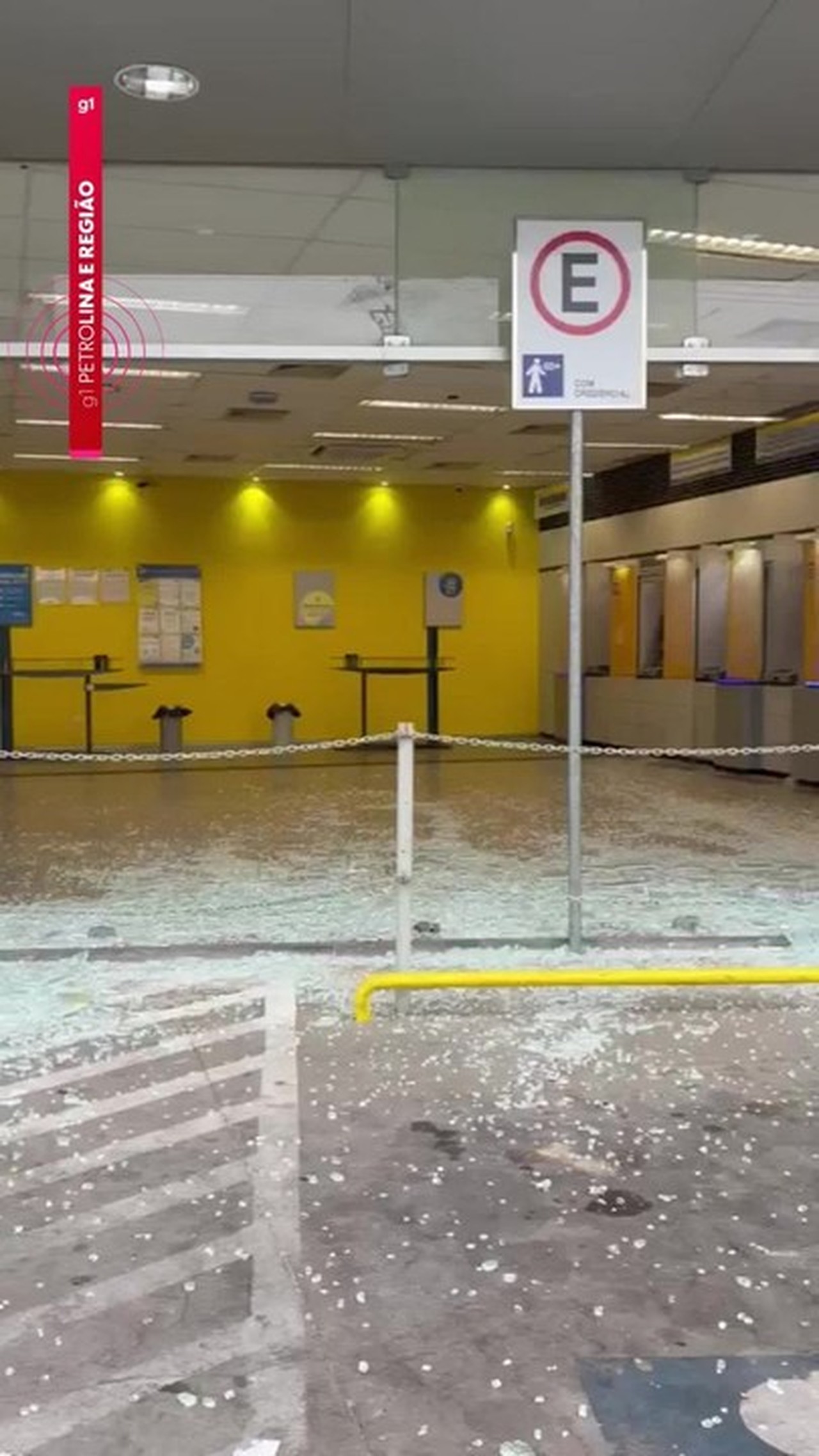 Agência do Banco do Brasil amanhece com portas quebradas em Petrolina