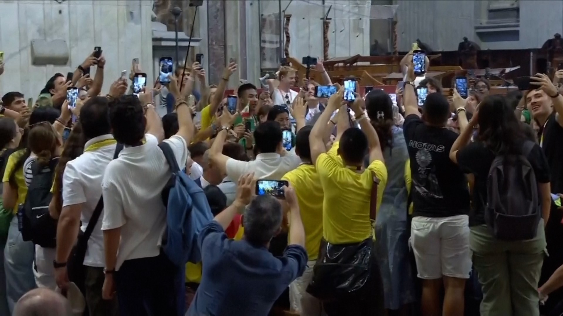 Papa Leão XIV faz missa para influenciadores católicos e basílica vira mar de celulares; VÍDEO