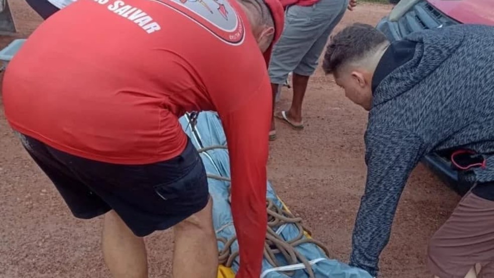 Corpo do jovem Rhuan Carvalho foi localizado após um dia de buscas, em Chapadinha — Foto: Divulgação/Corpo de Bombeiros