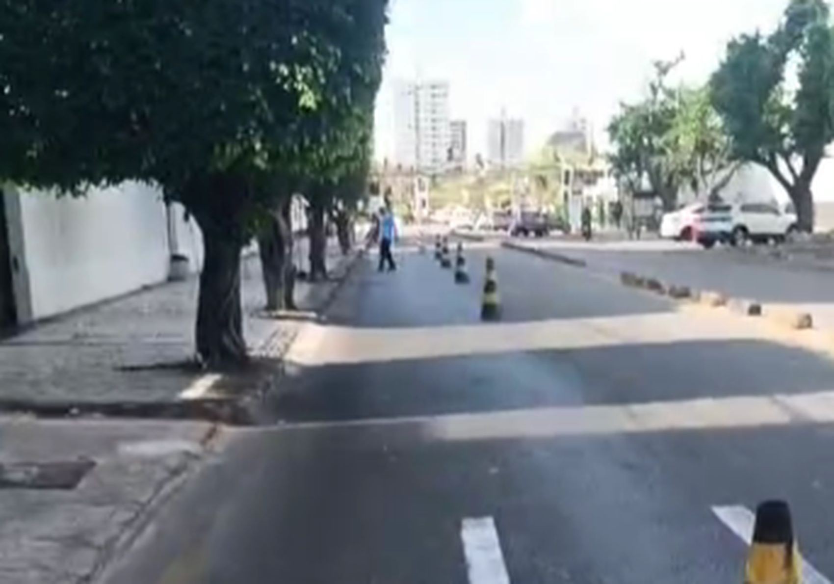 Trecho de avenida em Aracaju é bloqueado devido a presença de óleo na pista 