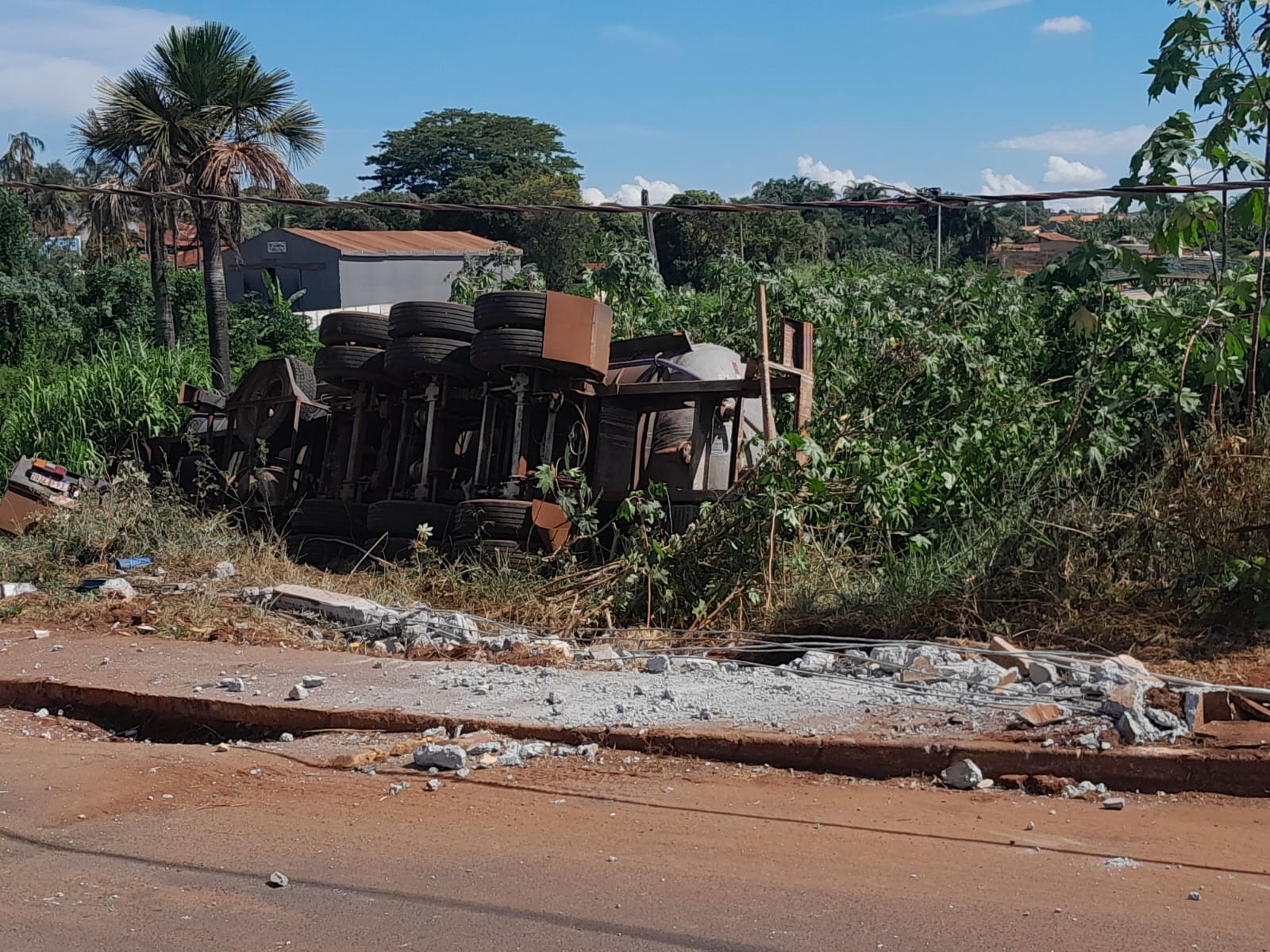 Caminhão com 20 mil litros de fertilizante tomba e contamina córrego em Santa Vitória