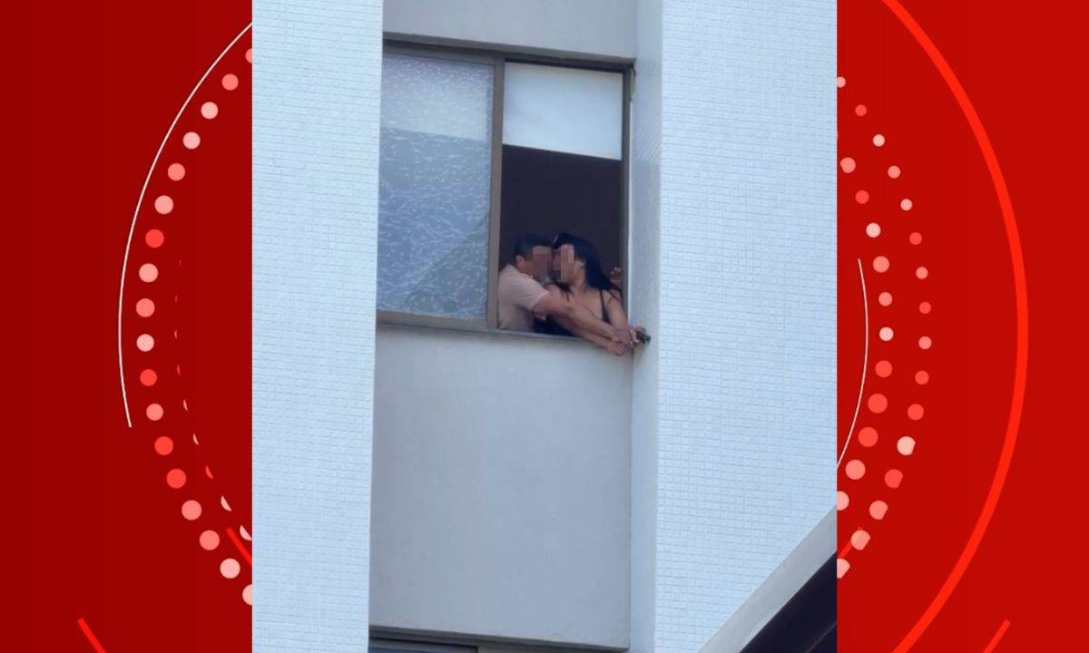 VÍDEO: policial militar em surto disputa arma com mulher em janela de hotel na Bahia