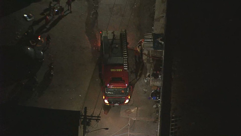 Carro dos bombeiros atua durante incêndio no Centro do Rio — Foto: Reprodução/TV Globo