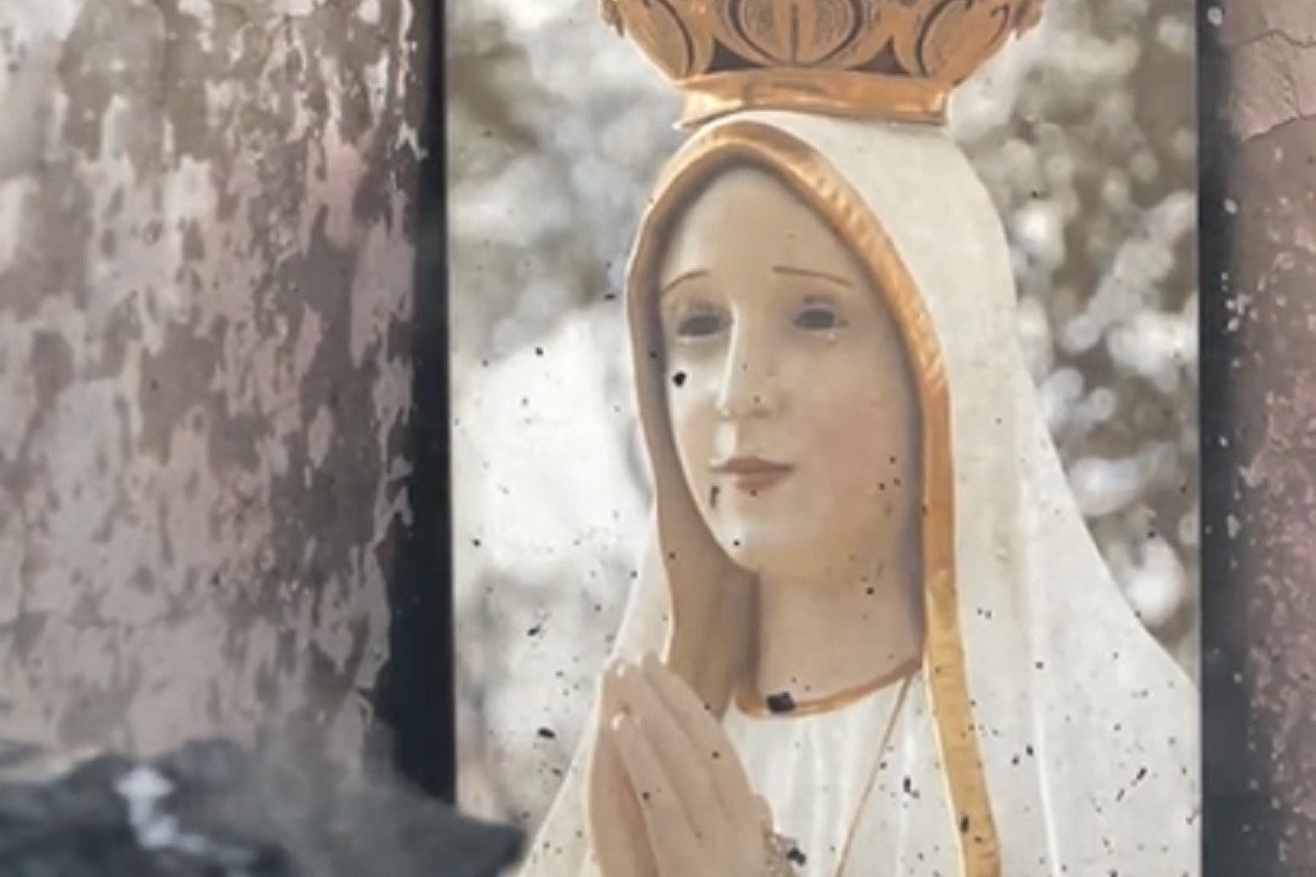Imagem de Nossa Senhora de Fátima fica intacta após fogo destruir residência em MS; veja vídeo