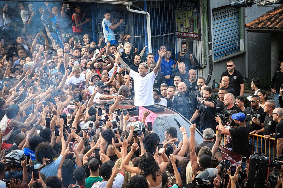 Poze comemora após ser solto — Foto: Victor Chapetta/Agnews