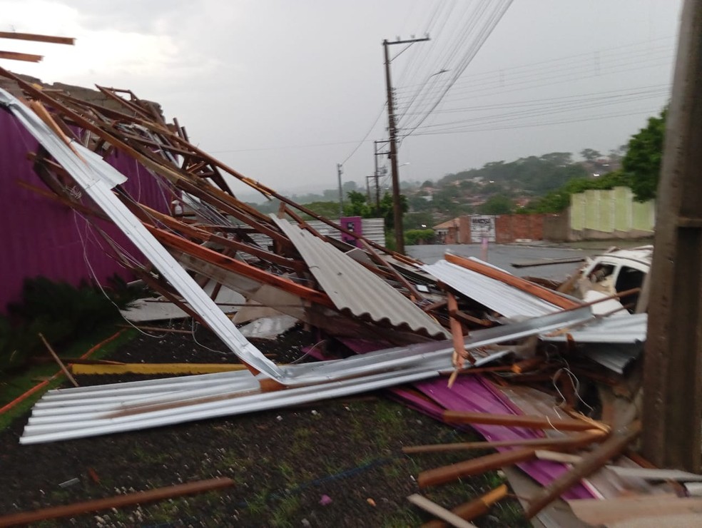 Destelhamento atingiu carro no Jardim Humberto Salvador, em Presidente Prudente (SP) — Foto: Maurício Marcos Bezerra
