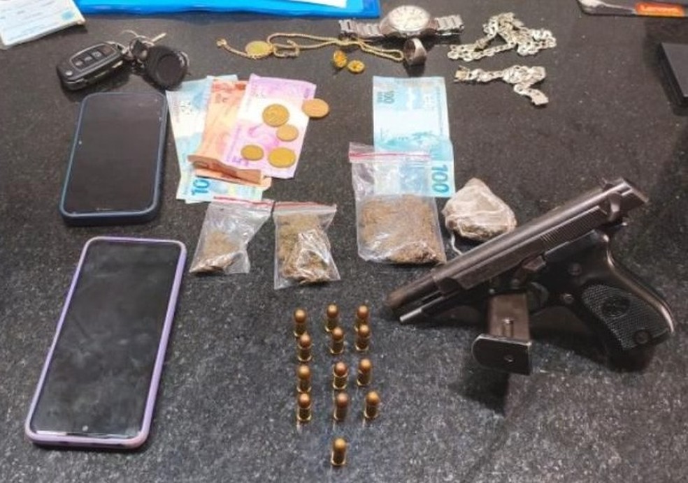 Durante a abordagem, os militares encontraram uma pistola com 13 munições e cerca de 47 gramas de maconha, além de mais de R$ 300 em espécie — Foto: 28ºBPM/PM-BA