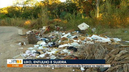 Moradores de quadra na região norte de Palmas cobram limpeza de entulhos