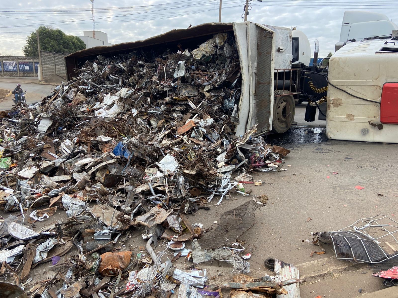 Caminhões com toneladas de sucata tombam em Piracicaba e trechos são bloqueados; veja imagens 