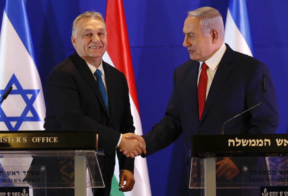 O primeiro-ministro húngaro Viktor Orban, à esquerda, e o primeiro-ministro israelense Benjamin Netanyahu participam de uma conferência de imprensa após sua reunião em Jerusalém, em 19 de fevereiro de 2019 — Foto: Ariel Schalit/AP