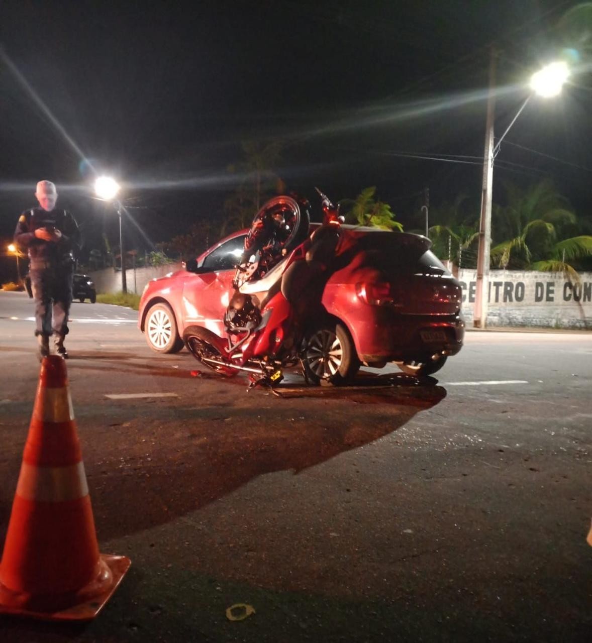 Acidente em cruzamento deixa moto presa em lateral de carro no interior do Acre