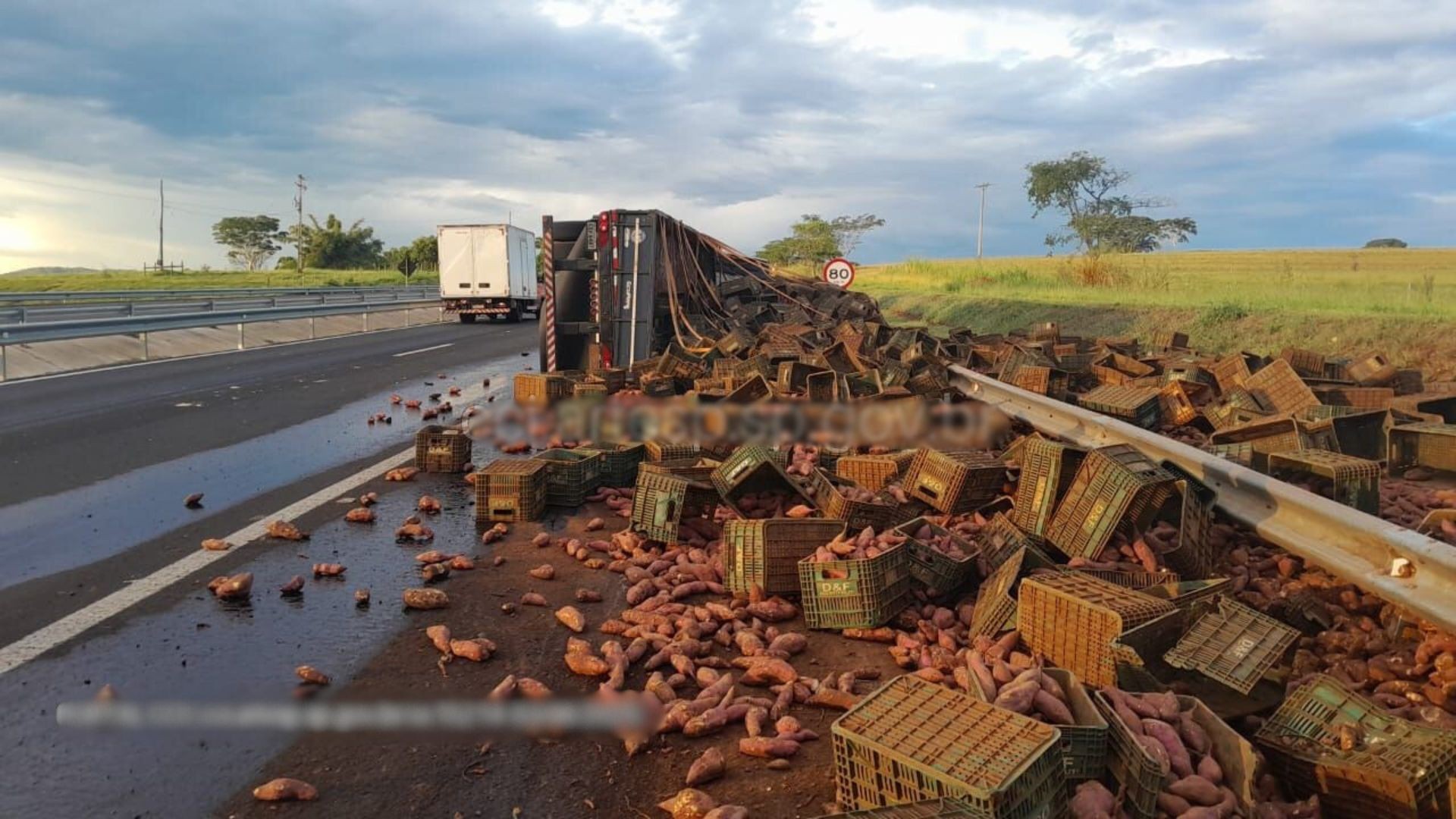 Carreta carregada com 30 toneladas de batata doce tomba e interdita rodovia no interior de SP