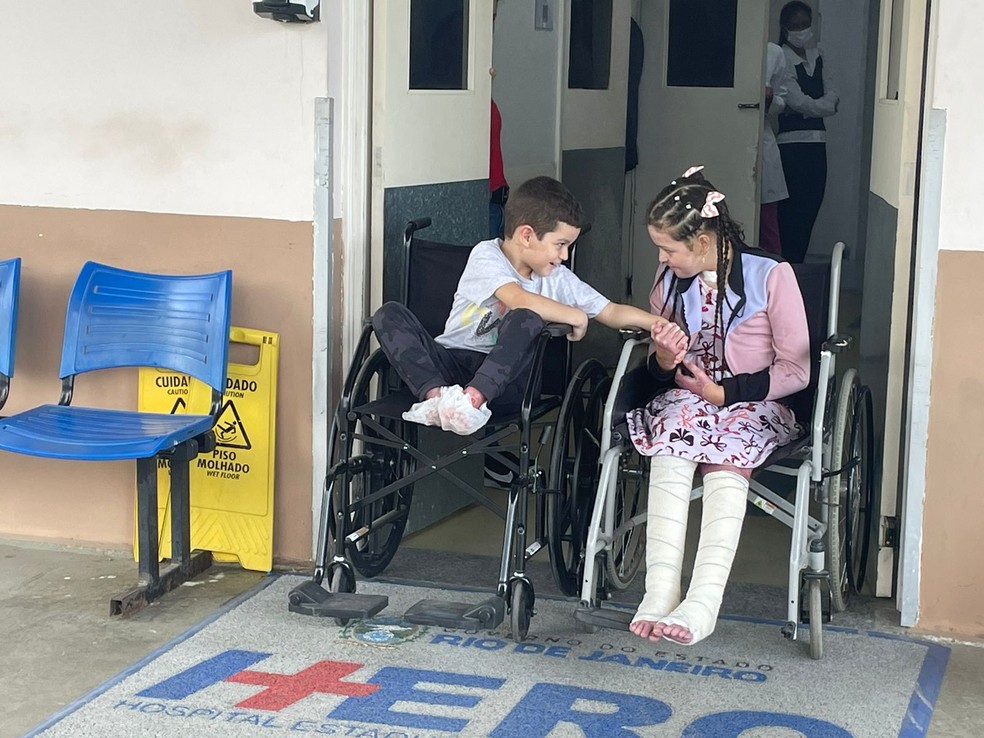 Rafaela, de 9 anos, ao lado do irmão, Miguel Larangot, de 5 anos, após ter alta do hospital em Araruama — Foto: Juan Lessa/g1