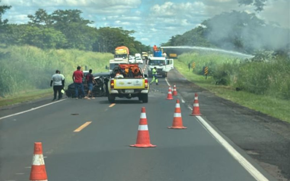 Homem fica em estado grave ap&oacute;s colis&atilde;o entre carro e caminh&atilde;o na rodovia Assis Chateaubriand em Ol&iacute;mpia (SP) &mdash; Foto: Divulga&ccedil;&atilde;o