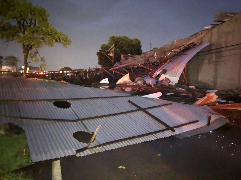 Destelhamento atingiu barracão na Vila Liberdade, em Presidente Prudente (SP) — Foto: Kawanny Barros/TV Fronteira