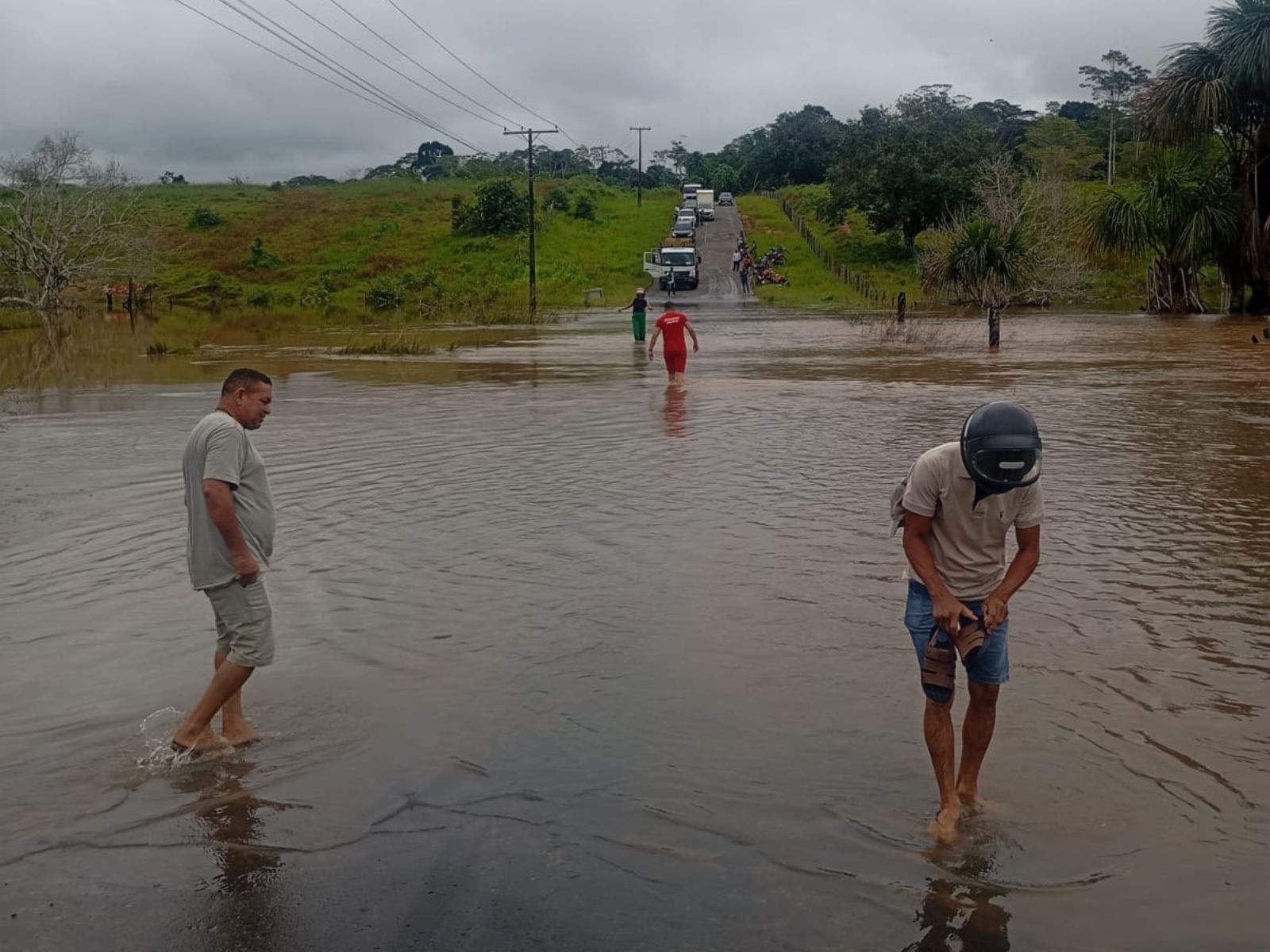 Rodovia e ruas ficam inundadas após chuvas intensas no interior do Acre; VÍDEO