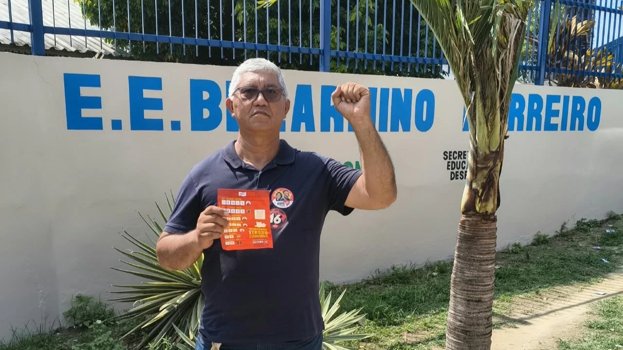 Gilberto Vasconcelos (PSTU) vota em Manaus