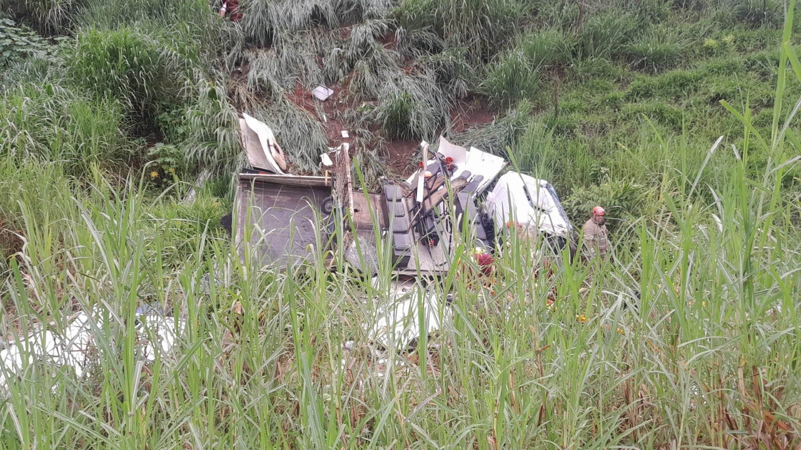 Caminhão capota e deixa um ferido na Via Dutra, em Piraí