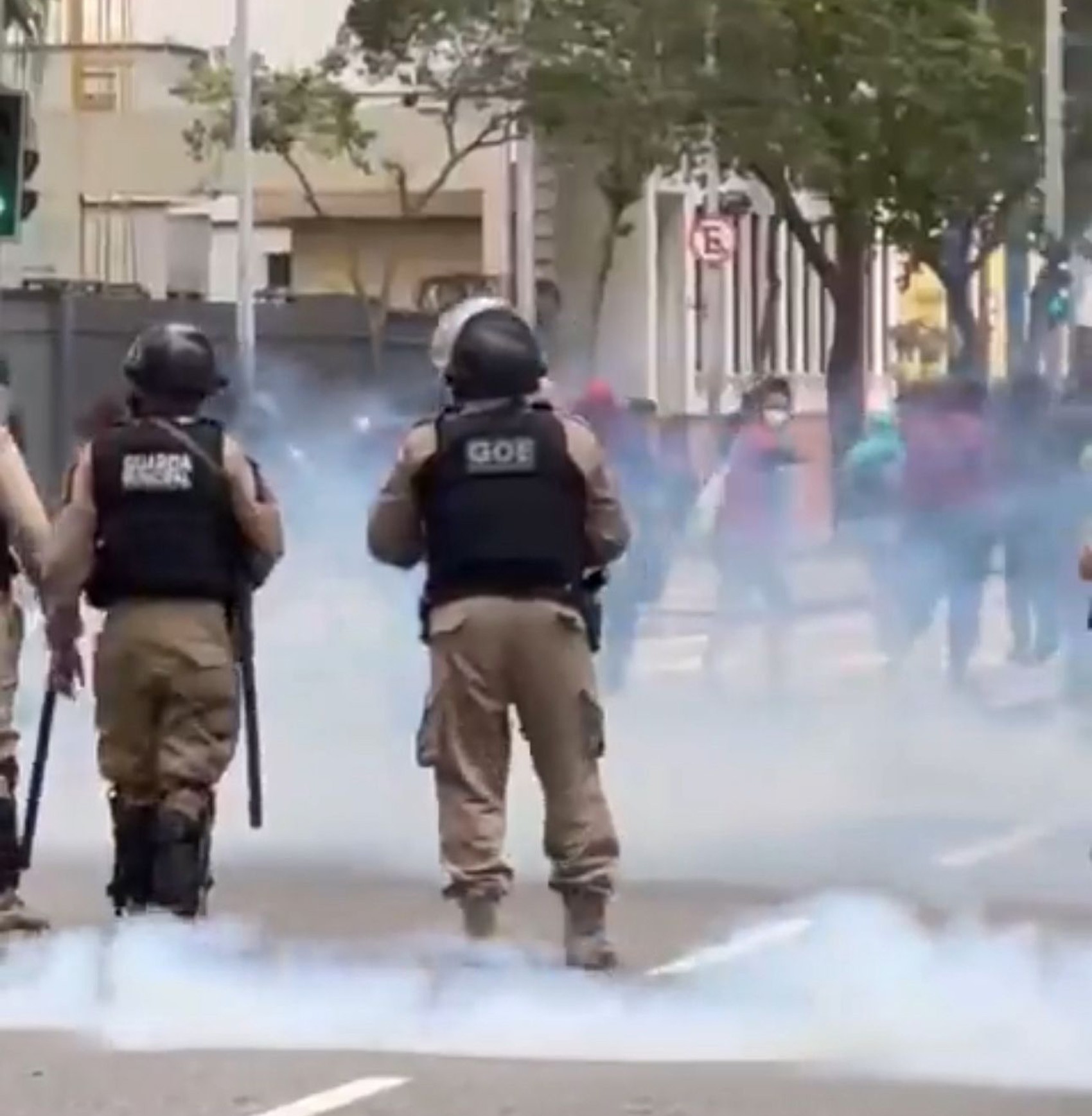 Desocupação de prédio no Centro do Rio tem tumulto e uso de gás de pimenta por agentes 