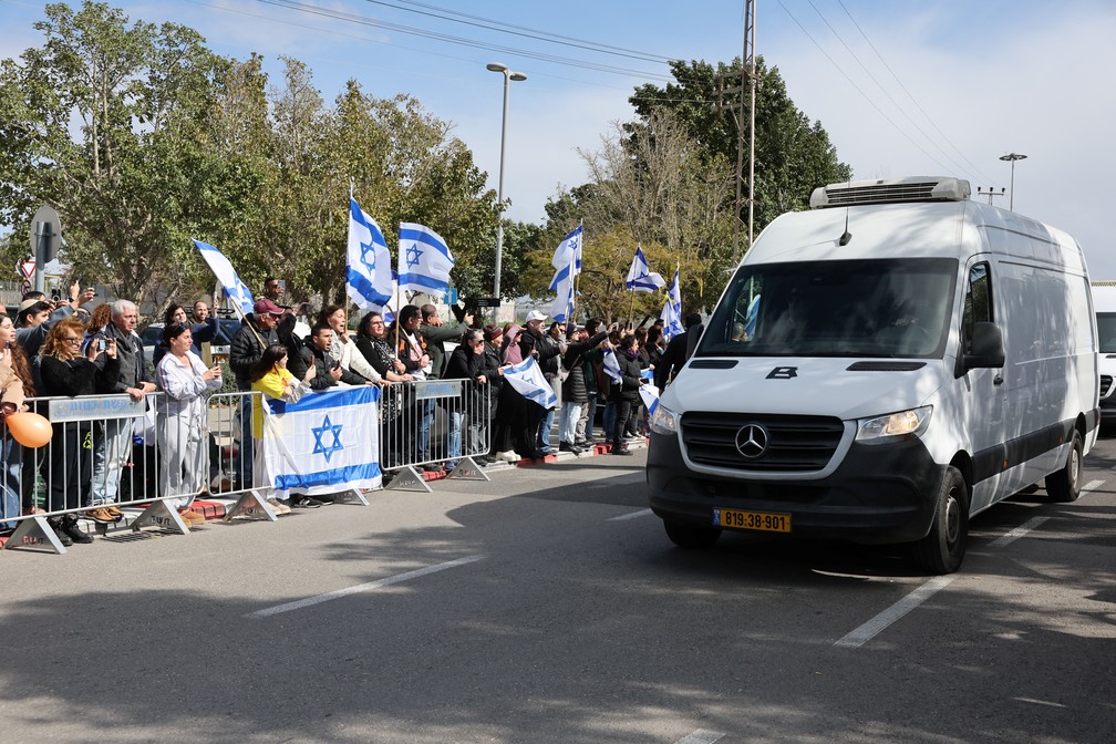 Comboio com corpos passa por Tel Aviv — Foto: REUTERS/Nir Elias