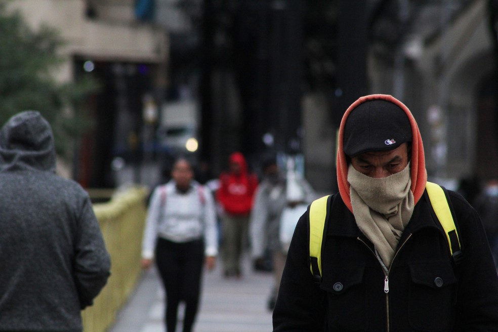 Pedestres tentam se proteger do frio no centro, da cidade de São Paulo, SP. — Foto: ALEXANDRE MARETTI/FUTURA PRESS/ESTADÃO CONTEÚDO