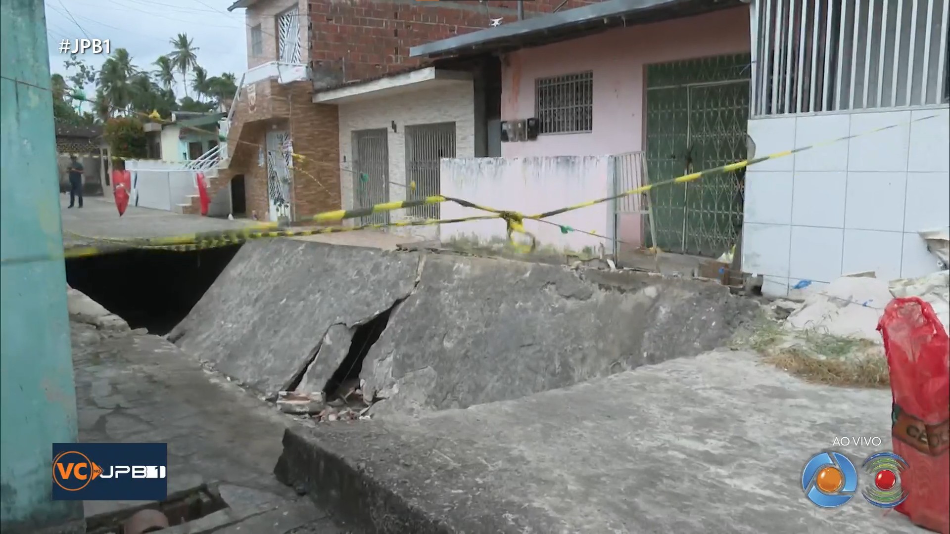 Parte de rua cede e mulher fica ferida, em Santa Rita, na PB 