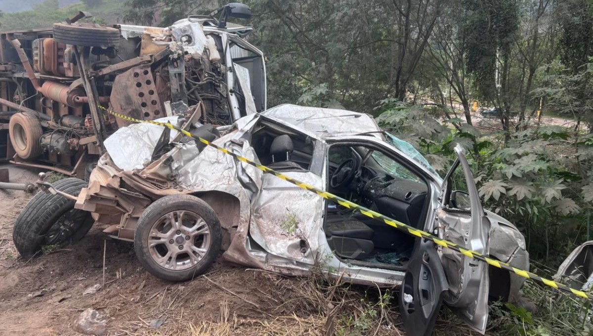 Acidente entre caminhão e dois veículos deixa um morto e três feridos na BR-381, em Jaguaraçu