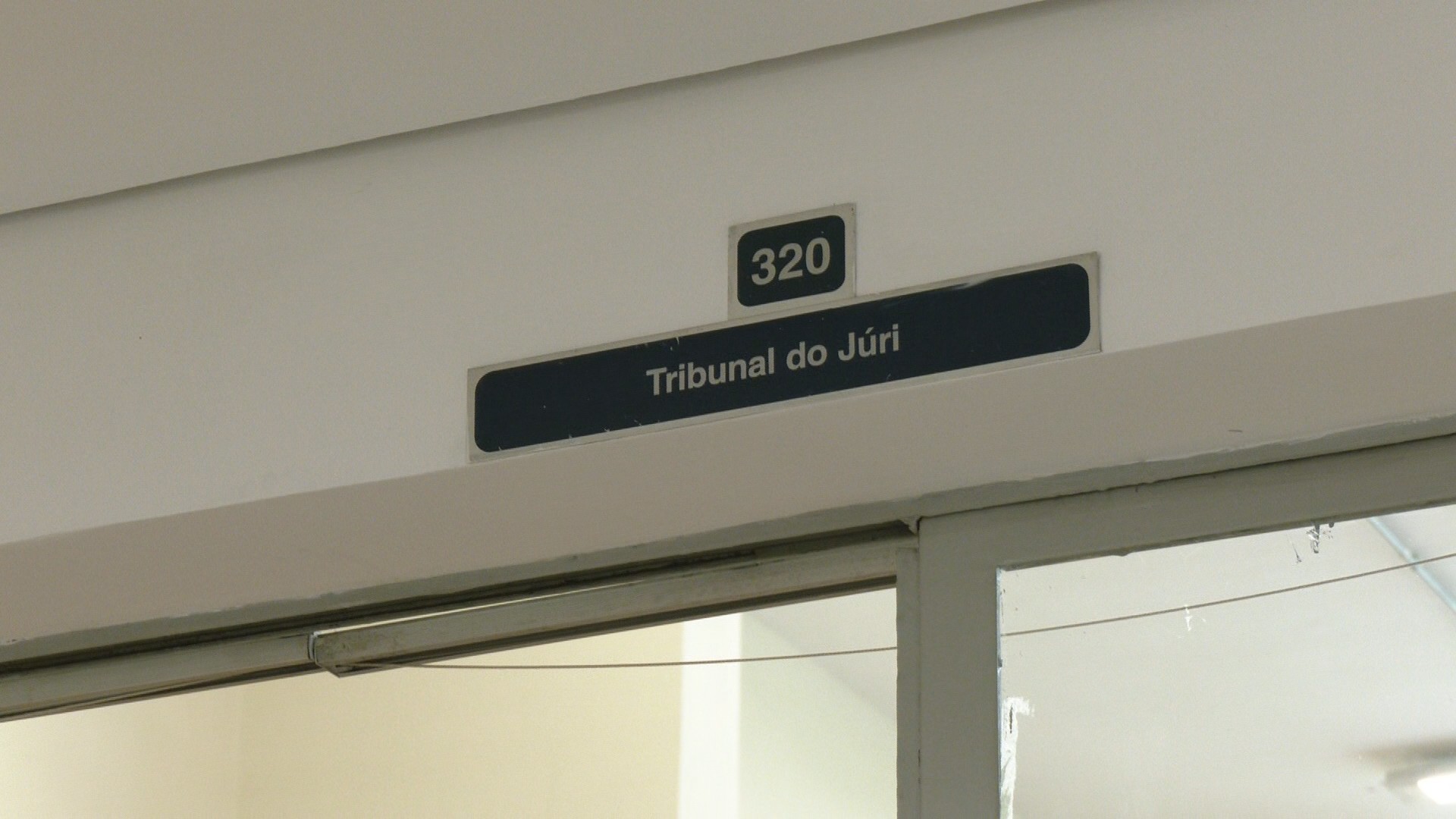 Homem é condenado a 43 anos de prisão por asfixiar e esfaquear mais de 20 vezes a companheira em Juiz de Fora