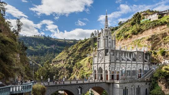 É #FAKE vídeo de igreja com turistas desabando na Colômbia; imagens foram produzidas com inteligência artificial