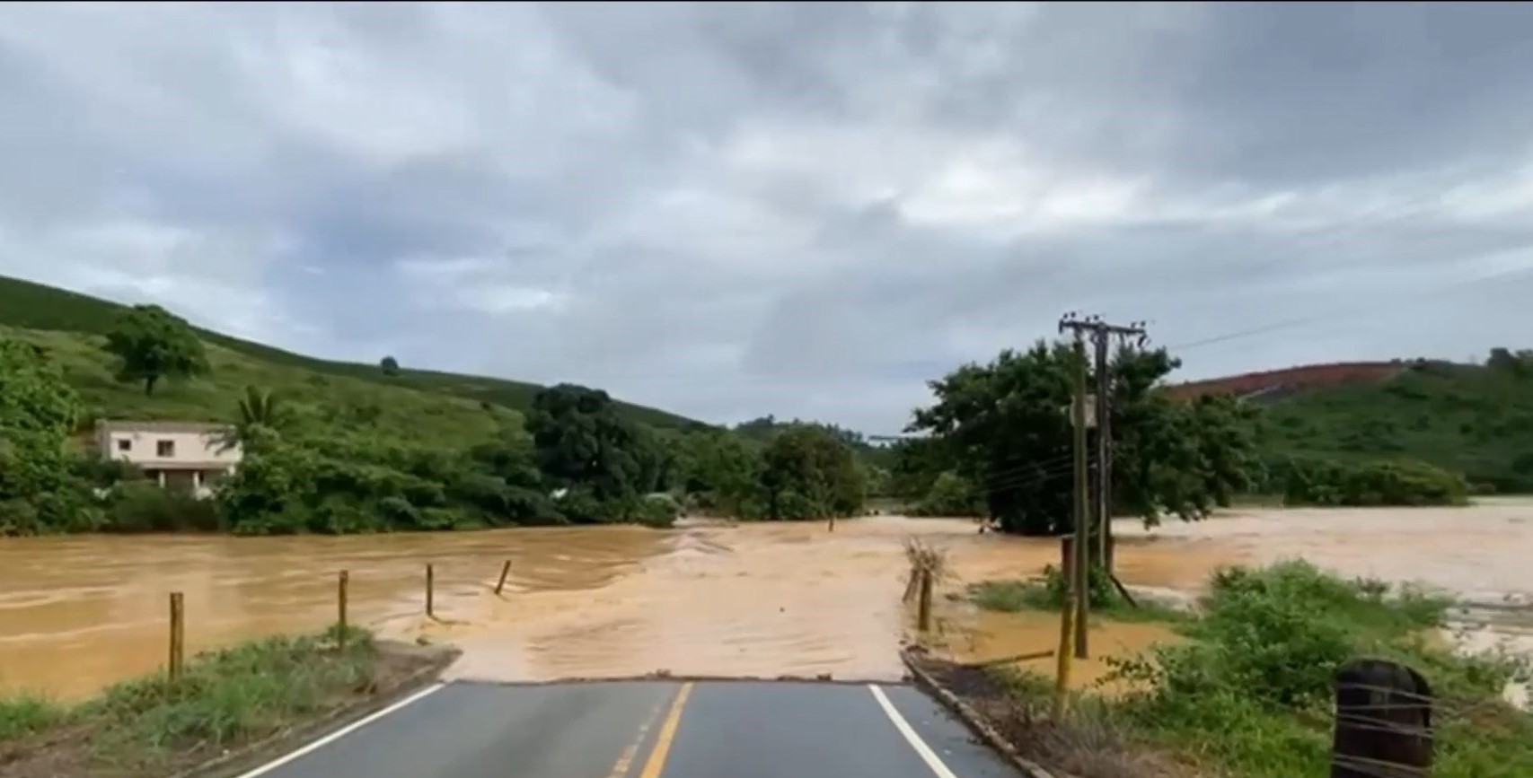 Chuva no ES transborda rio e alaga cidade 