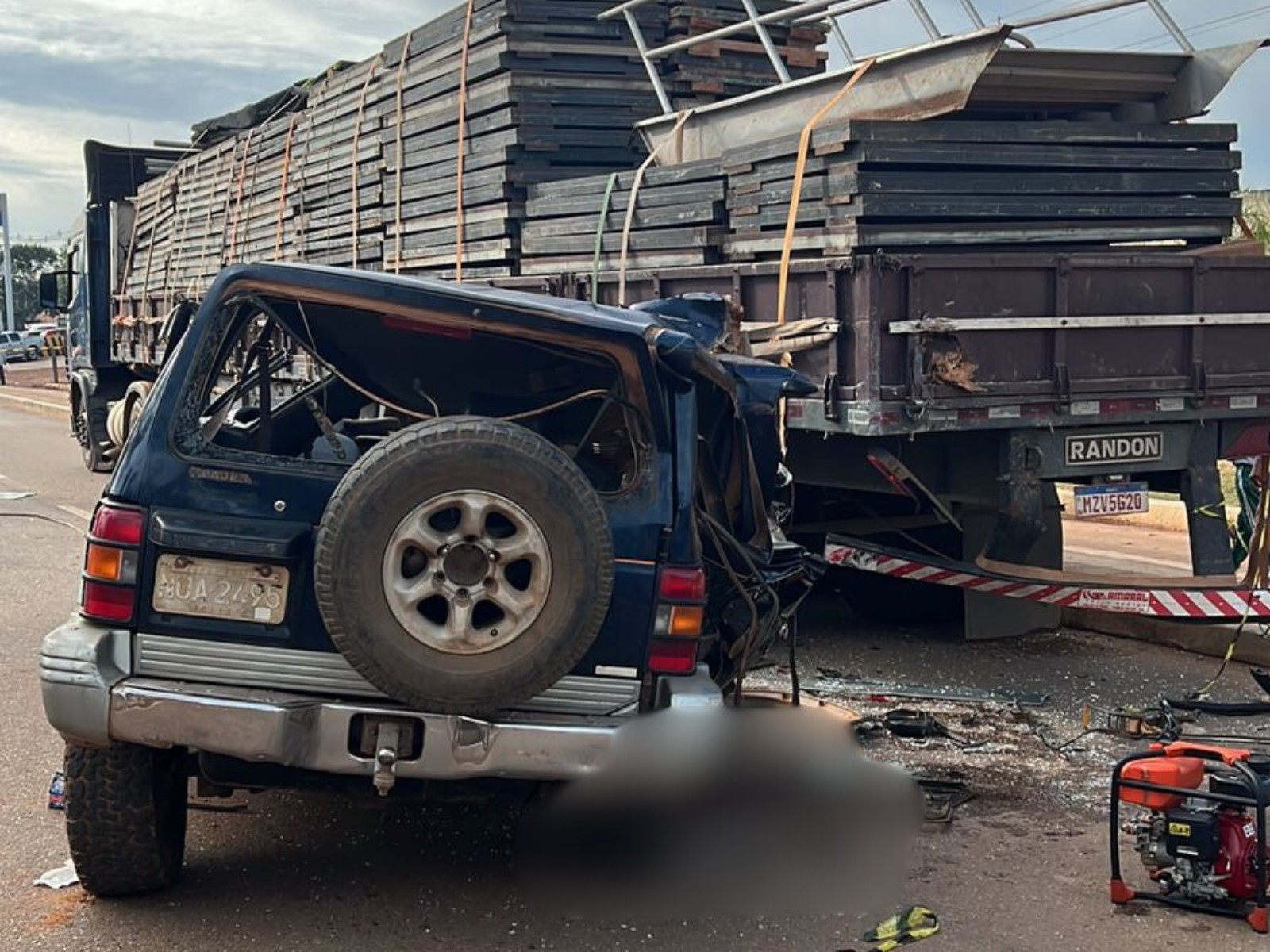 Boliviano morre e criança fica em estado grave após carro bater em carreta parada no Acre