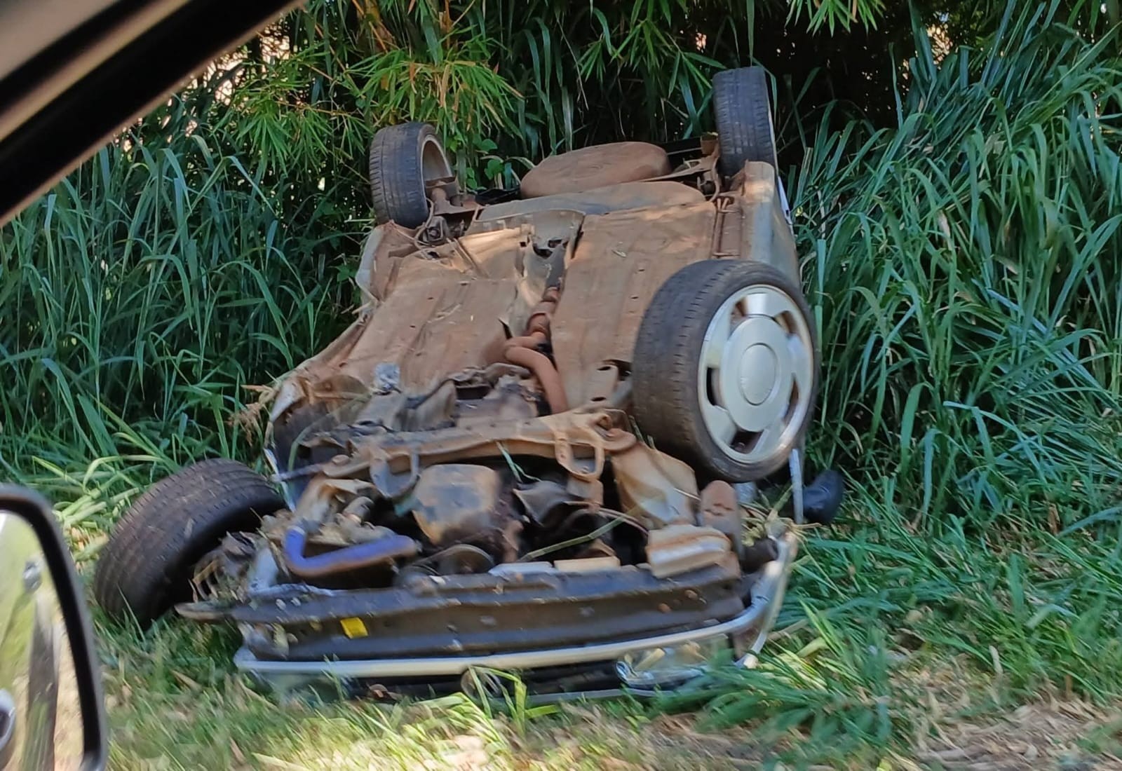 Motorista é socorrido com fratura grave após capotar carro em rodovia de Piraju