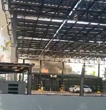Incêndio atinge restaurante no Parque 10, em Manaus; VÍDEO