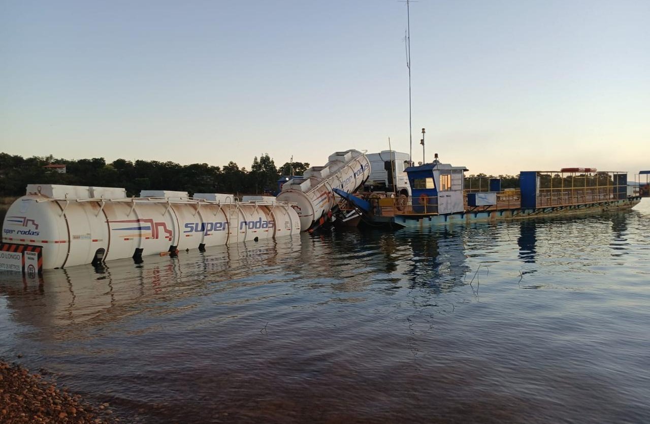 Carreta com 35 mil litros de etanol cai em represa ao sair de balsa em Morada Nova de Minas