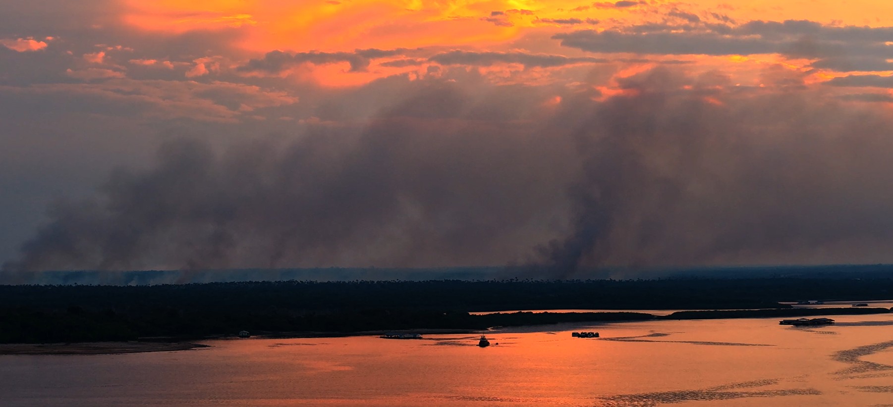 Incêndio que encobriu trecho da AM-070 com fumaça é controlado em Cacau Pirêra, diz bombeiros