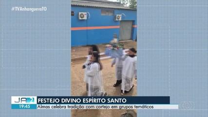 Fiéis fazem cortejo do Divino Espírito Santo em Almas