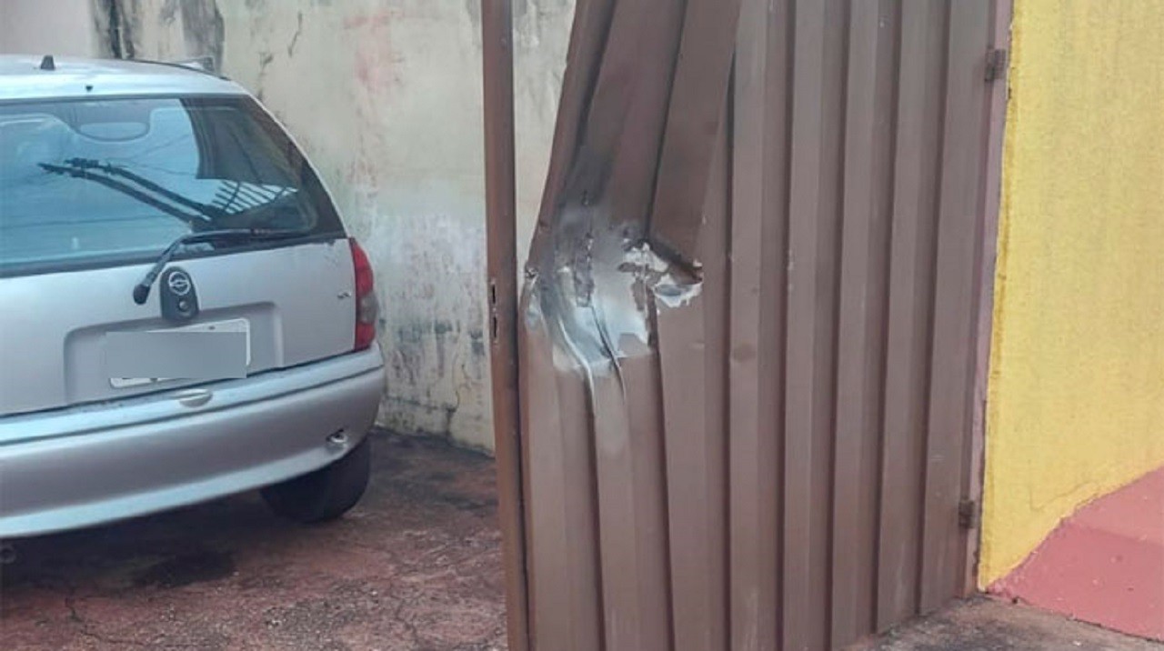 Homem fica ferido após explosão de bomba em portão de casa no interior de SP