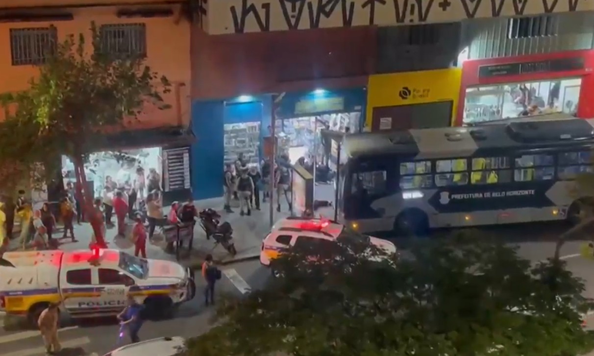 Ônibus invade ponto no Centro de BH e deixa uma pessoa ferida
