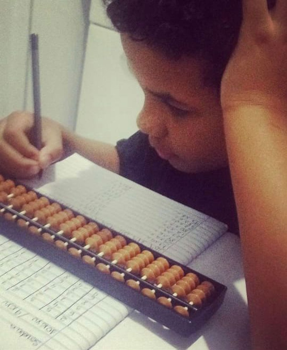 Orlando estuda matemática indiana e também usa o ábaco para cálculos — Foto: Arquivo pessoal