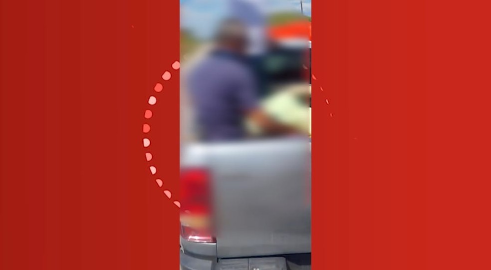 Vítimas foram levadas na caminhonete do motorista para o hospital — Foto: Reprodução